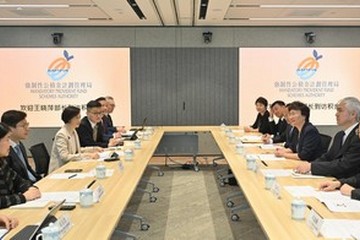 人力资源和社会保障部部长王晓萍五月六日考察强制性公积金计划管理局（积金局）和劳工处建造业招聘中心，分别了解香港退休保障制度和就业服务的最新情况。图示王晓萍部长（右三）与劳工及福利局局长孙玉菡（左二）和积金局主席刘麦嘉轩（左三）会面。