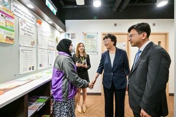 The Minister of Human Resources and Social Security, Ms Wang Xiaoping, visited the Mandatory Provident Fund Schemes Authority and the Construction Industry Recruitment Centre of the Labour Department on May 6 to get an update on Hong Kong’s retirement protection system and employment services. Photo shows Ms Wang (second right), accompanied by the Secretary for Labour and Welfare, Mr Chris Sun (first right), chatting with an ethnic minority assistant on employment services provided for job seekers on her visit to the Construction Industry Recruitment Centre in Kwun Tong.