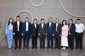 Hong Kong Talent Engage today (May 7) hosted the two-day Global Talent Summit · Hong Kong as the first talent-themed international forum and exhibition of the current-term Government. Photo shows the Secretary for Labour and Welfare, Mr Chris Sun (fifth left), meeting with the Executive Deputy Director General of the Organization Department of the CPC Zhuhai Municipal Committee, Mr Lian Weiguang (fifth right), and his delegation on the sidelines of the Summit. They exchanged views on strengthening talent development and co-operation between the two places.