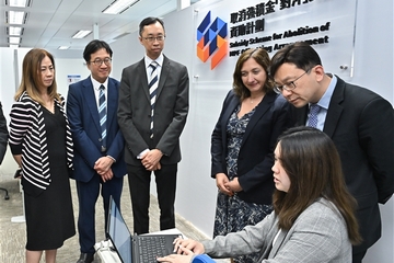 取消強積金「對沖」安排今日（五月一日）生效。圖示取消強積金「對沖」安排資助計劃服務處職員向勞工及福利局局長孫玉菡（右二）及勞工處副處長（勞工事務行政）何錦標（左二）示範僱主如何透過一站式網上平台援「沖」易完成遞交資助申請。