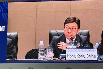 勞工及福利局局長孫玉菡今日(五月十二日)在韓國濟洲出席第七屆亞太區經濟合作組織人力資源開發部長級會議,並在兩場全體會議上發表主題演說。圖示孫玉菡在今日上午的會議就「靈活及具活力的勞動市場」發表演說。