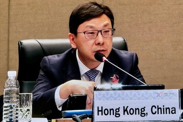 勞工及福利局局長孫玉菡今日(五月十二日)在韓國濟洲出席第七屆亞太區經濟合作組織人力資源開發部長級會議,並在兩場全體會議上發表主題演說。圖示孫玉菡在今日下午的會議就「應對未來工種及積極勞動市場政策」發表演說。