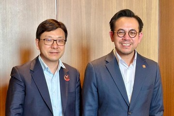 勞工及福利局局長孫玉菡今日(五月十二日)在韓國濟洲出席第七屆亞太區經濟合作組織人力資源開發部長級會議,並在兩場全體會議上發表主題演說。圖示孫玉菡(左)昨日(五月十一日)與馬來西亞人力資源部部長沈志強(右)會面,就雙方關注的議題交換意見。