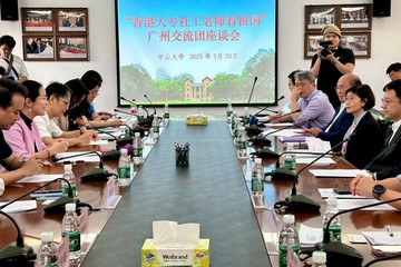 The Secretary for Labour and Welfare, Mr Chris Sun, joined an exchange tour to Guangzhou for social work teaching staff of Hong Kong today (May 20). Photo shows Mr Sun (second right) attending an exchange session at Sun Yat-sen University, discussing views with Deputy Secretary of the Communist Party of China Sun Yat-sen University Committee Professor Zhang Qi (third left) and attendees on topics including social welfare development and policies.
