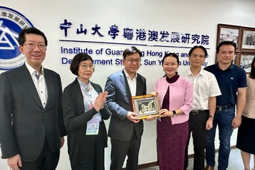 The Secretary for Labour and Welfare, Mr Chris Sun, joined an exchange tour to Guangzhou for social work teaching staff of Hong Kong today (May 20). Photo shows Mr Sun (third left) receiving a souvenir from Deputy Secretary of the Communist Party of China Sun Yat-sen University Committee Professor Zhang Qi (fourth left).