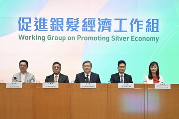 The Deputy Chief Secretary for Administration, Mr Cheuk Wing-hing (centre), is joined by the Secretary for Commerce and Economic Development, Mr Algernon Yau (second left); the Under Secretary for Financial Services and the Treasury, Mr Joseph Chan (second right); the Under Secretary for Labour and Welfare, Mr Ho Kai-ming (first left); and the Under Secretary for Innovation, Technology and Industry, Ms Lillian Cheong (first right), at a press conference today (May 27) on measures to be implemented by the Working Group on Promoting Silver Economy.