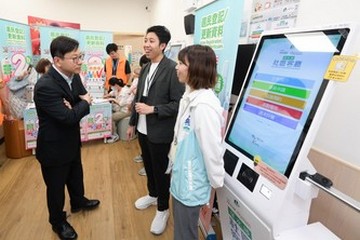 The Secretary for Labour and Welfare, Mr Chris Sun, visited the mobile voter registration booth at the Sham Shui Po Community Living Room today (May 28). Photo shows Mr Sun (left) listening to an introduction by the staff on the usage overview of the booth.
