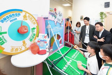The Secretary for Labour and Welfare, Mr Chris Sun, visited the mobile voter registration booth at the Sham Shui Po Community Living Room today (May 28). Photo shows Mr Sun (back row, first right) watching children participating in an interactive game promoting the improvement of the electoral system at the booth.