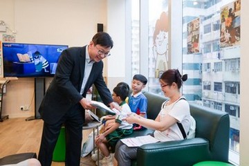 The Secretary for Labour and Welfare, Mr Chris Sun, visited the mobile voter registration booth at the Sham Shui Po Community Living Room today (May 28). Photo shows Mr Sun (first left) distributing promotional leaflets and appealing to users of the Community Living Room to register as voters and cast their votes in the Legislative Council General Election to fulfil their civic responsibility.