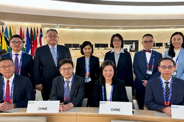 The Secretary for Labour and Welfare, Mr Chris Sun, arrived in Geneva, Switzerland, on June 4 (Geneva time) to attend the 113th Session of the International Labour Conference (ILC). Photo shows Mr Sun (front row, second left) with the Commissioner for Labour, Ms May Chan (front row, second right), and employee and employer members of the Labour Advisory Board joining the ILC as representatives of the government, employer and employee of the Hong Kong Special Administrative Region as part of the delegation of the People