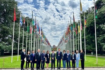 The Secretary for Labour and Welfare, Mr Chris Sun, arrived in Geneva, Switzerland, on June 4 (Geneva time) to attend the 113th Session of the International Labour Conference (ILC). Photo shows Mr Sun (centre) with the Commissioner for Labour, Ms May Chan (sixth left), and employee and employer members of the Labour Advisory Board joining as representatives of the government, employer and employee of the Hong Kong Special Administrative Region as part of the delegation of the People
