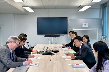 The Secretary for Labour and Welfare, Mr Chris Sun, arrived in Geneva, Switzerland, on June 4 (Geneva time) to attend the 113th Session of the International Labour Conference. Photo shows Mr Sun (third right) in a bilateral meeting with the Director of the Universal Social Protection Department of the International Labour Organization, Ms Shahra Razavi (second left), that afternoon. He introduced the social welfare policy and retirement protection system of Hong Kong.