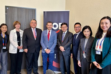 The Secretary for Labour and Welfare, Mr Chris Sun, arrived in Geneva, Switzerland, on June 4 (Geneva time) to attend the 113th Session of the International Labour Conference. Photo shows Mr Sun (fourth right) with the Secretary-General of International Organisation of Employers, Mr Roberto Suárez Santos (fourth left), on June 5 morning (Geneva time). Mr Sun introduced the Government