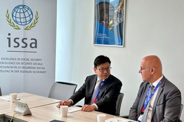 The Secretary for Labour and Welfare, Mr Chris Sun, arrived in Geneva, Switzerland, on June 4 (Geneva time) to attend the 113th Session of the International Labour Conference. Photo shows Mr Sun (left) in a bilateral meeting with the Secretary General of the International Social Security Association, Mr Marcelo Abi-Ramia Caetano (right), on June 5 morning (Geneva time) to exchange views on issues of mutual concern.