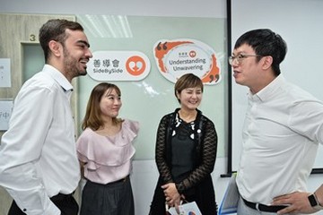 The Acting Secretary for Labour and Welfare, Mr Ho Kai-ming, visited a service centre under the Racial Diversity Employment Programme operated by SideBySide in Cheung Sha Wan today (June 6) to learn more about employment services dedicated for ethnic minority job seekers in Kowloon district. Photo shows Mr Ho (first right) chatting with an ethnic minority staff member of the centre.