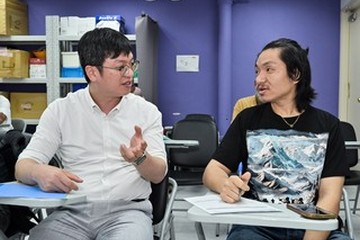 The Acting Secretary for Labour and Welfare, Mr Ho Kai-ming, visited a service centre under Racial Diversity Employment Programme operated by SideBySide in Cheung Sha Wan today (Jun 6) to learn more about employment services dedicated for ethnic minority job seekers in Kowloon district. Photo shows Mr Ho (left) at a curriculum vitae writing workshop chatting with a first-time ethnic minority user of the centre services.