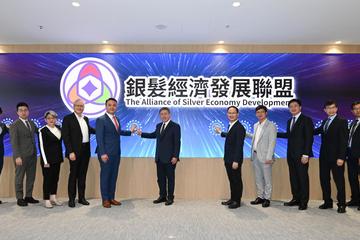 政務司副司長卓永興今日（六月十七日）出席銀髮經濟發展聯盟成立典禮。圖示（左起）立法會議員陳勇、團結香港基金副總裁兼公共政策研究院執行總監葉文祺、香港餐飲聯業協會主席楊振年、香港社會服務聯會行政總裁陳文宜、立法會議員管浩鳴、立法會議員李世榮、卓永興、立法會議員陳學鋒、勞工及福利局副局長何啟明、立法會議員陳沛良、香港社會服務聯會顧問蔡海偉、中國銀行（香港）機構業務部政府及公營機構處主管吳賢良和立法會議員顏汶羽博士主持儀式。