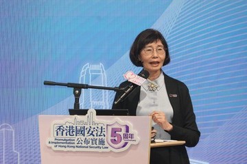 由勞工及福利局、社會福利署和香港社福界心連心大行動(心連心)聯合舉辦的《香港國安法》公布實施5周年社福界分享會今日(六月十七日)圓滿舉行。圖示心連心學院院長譚贛蘭教授為分享會主持問答環節,豐富參加者對《香港國安法》的認識。