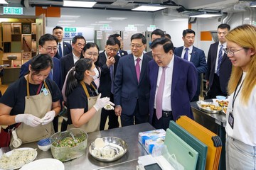 中央港澳工作辦公室主任、國務院港澳事務辦公室主任夏寶龍（前排右二）今日（六月二十二日）由行政長官李家超（前排右三）和勞工及福利局局長孫玉菡（前排右四）陪同，視察土瓜灣社區客廳設施，了解特區政府「社區客廳試行計劃」推行情況，並與使用者交流。勞工及福利局常任秘書長劉焱（前排右五）亦有出席。