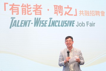 勞工及福利局副局長何啟明今日(六月二十六日)為「有能者‧聘之」共融招聘會嘉許禮主禮。圖示何啟明在嘉許禮上致辭。