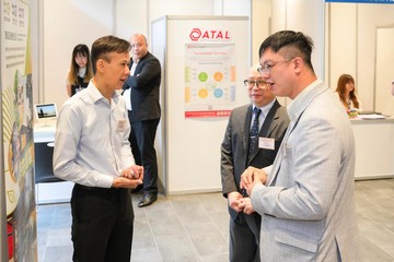 勞工及福利局副局長何啟明今日(六月二十六日)為「有能者‧聘之」共融招聘會嘉許禮主禮。圖示何啟明(右)參觀招聘攤位,並與提供職位空缺的僱主交流。