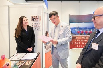 勞工及福利局副局長何啟明今日(六月二十六日)為「有能者‧聘之」共融招聘會嘉許禮主禮。圖示何啟明(中)參觀招聘攤位,並與提供職位空缺的僱主交流。