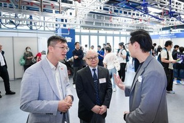 勞工及福利局副局長何啟明今日(六月二十六日)為「有能者‧聘之」共融招聘會嘉許禮主禮。圖示何啟明(左)參觀招聘攤位,並與提供職位空缺的僱主交流。