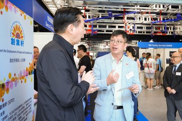 勞工及福利局副局長何啟明今日(六月二十六日)為「有能者‧聘之」共融招聘會嘉許禮主禮。圖示何啟明(右)參觀招聘攤位,並與提供職位空缺的僱主交流。