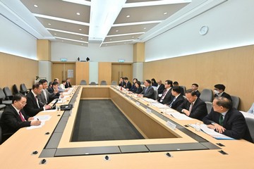 由政務司司長陳國基（右五）領導的教育、科技和人才委員會今日（六月二十六日）與香港八所大學教育資助委員會資助大學的校長會面，就推進教育、科技和人才一體化融合發展的工作交換意見。教育局局長蔡若蓮博士（右六）、創新科技及工業局局長孫東教授（右四），以及勞工及福利局局長孫玉菡（右三）三位委員會成員亦一同出席。