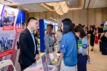 香港人才服務辦公室（人才辦）為六月底舉行的2025香港國際人才職業博覽會第二季擔任官方策略夥伴。圖示人才辦職員向求職人才介紹落戶香港的資訊。