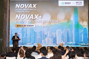 香港人才服務辦公室（人才辦）以策略夥伴身分參與六月底舉行的NovaX國際創投嘉年華2025。圖示人才辦總監劉鎮漢向與會者發表主題演說。
