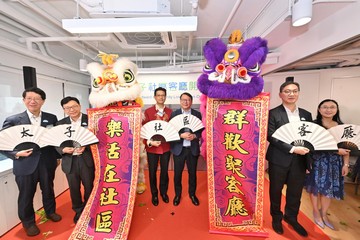 政務司司長陳國基今日(七月十七日)主持太子社區客廳開幕典禮。勞工及福利局局長孫玉菡、恒基兆業地產有限公司執行董事黃浩明、勞工及福利局常任秘書長劉焱、社會福利署署長杜永恒和樂群社會服務處執行委員會主席吳秋北博士亦一同主禮。圖示陳國基(右三)、孫玉菡(左二)、黃浩明(右二)、劉焱(右一)、杜永恒(左一)和吳秋北博士(左三)在開幕禮上與醒獅合照。