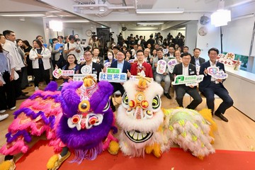 政務司司長陳國基今日(七月十七日)主持太子社區客廳開幕典禮。勞工及福利局局長孫玉菡、恒基兆業地產有限公司執行董事黃浩明、勞工及福利局常任秘書長劉焱、社會福利署署長杜永恒和樂群社會服務處執行委員會主席吳秋北博士亦一同主禮。圖示陳國基(前排左三)、孫玉菡(前排右二)、黃浩明(前排左二)、劉焱(前排左一)、杜永恒(前排右一)和吳秋北博士(前排右三)與其他嘉賓及參加者合照。