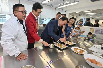 政務司司長陳國基今日(七月十七日)主持太子社區客廳開幕典禮。勞工及福利局局長孫玉菡、恒基兆業地產有限公司執行董事黃浩明、勞工及福利局常任秘書長劉焱、社會福利署署長杜永恒和樂群社會服務處執行委員會主席吳秋北博士亦一同主禮。圖示陳國基(左三)在備餐工房製作合桃酥。