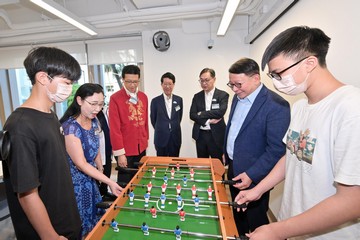 政務司司長陳國基今日(七月十七日)主持太子社區客廳開幕典禮。勞工及福利局局長孫玉菡、恒基兆業地產有限公司執行董事黃浩明、勞工及福利局常任秘書長劉焱、社會福利署署長杜永恒和樂群社會服務處執行委員會主席吳秋北博士亦一同主禮。圖示陳國基(右二)和劉焱(左二)在多功能活動區與受惠人士玩足球機,並與他們交流。