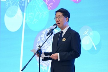 劳工及福利局局长孙玉菡今日(七月二十四日)主持保护儿童—《强制举报者指南》(《指南》)启动礼,宣布供强制举报者参考的《指南》正式推出。图示社会福利署署长杜永恒在启动礼上致辞。