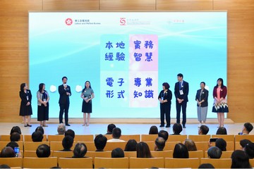 劳工及福利局(劳福局)局长孙玉菡今日(七月二十四日)主持保护儿童—《强制举报者指南》(《指南》)启动礼,宣布供强制举报者参考的《指南》正式推出。图示劳福局常任秘书长刘焱(左四)和社会福利署署长杜永恒(左三)联同来自社会福利界、教育界及医疗卫生界的专业顾问团代表,介绍《指南》的特色。