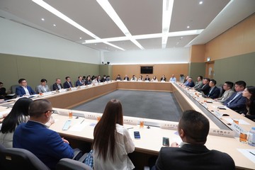 由政务司司长陈国基（左五）领导的教育、科技和人才委员会今日（八月一日）与创新科技界的持份者会面，就推进教育、科技和人才一体化融合发展的工作交换意见。创新科技及工业局局长孙东教授（左四）、教育局局长蔡若莲博士（左七），以及署理劳工及福利局局长何启明（左八）亦一同出席。