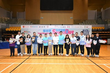 署理勞工及福利局局長何啟明今日（八月三日）下午到荃灣體育館參與由康樂及文化事務署主辦的「全民運動日2025」康體活動，與市民一起體驗運動樂趣。