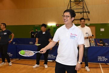 署理勞工及福利局局長何啟明今日（八月三日）下午到荃灣體育館參與由康樂及文化事務署主辦的「全民運動日2025」康體活動，與市民一起體驗運動樂趣。圖示何啟明參與柔力球同樂活動。