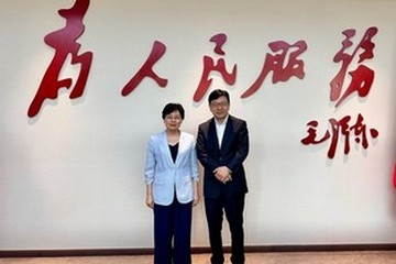 勞工及福利局局長孫玉菡今日（八月十二日）結束成都訪問。圖示孫玉菡（右）今日與四川省人力資源和社會保障廳廳長劉會英（左）會面後合照。