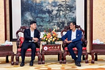 勞工及福利局局長孫玉菡今日（八月十二日）結束成都訪問。圖示孫玉菡（左）昨日（八月十一日）與四川大學副校長趙長生教授（右）會面交流。