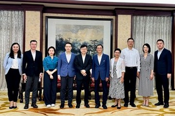 勞工及福利局局長孫玉菡今日（八月十二日）結束成都訪問。圖示孫玉菡（左五）昨日（八月十一日）與四川大學副校長趙長生教授（右五）及其他大學領導在會面後合照。