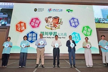 勞工及福利局局長孫玉菡今日（八月十二日）結束成都訪問。圖示孫玉菡（中）昨日（八月十一日）與四川省港澳事務辦公室副主任馬聰（右三）、香港賽馬會公司事務執行總監譚志源（左三）和香港基督教女青年會總幹事楊建霞（右二）在「共創明『Teen』計劃」四川學習交流團歡迎晚宴的典禮儀式合照。
