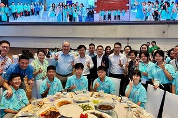 勞工及福利局局長孫玉菡今日（八月十二日）結束成都訪問。圖示孫玉菡（第二排左六）昨日（八月十一日）在「共創明『Teen』計劃」四川學習交流團歡迎晚宴與友師及學員互動交流後合照。