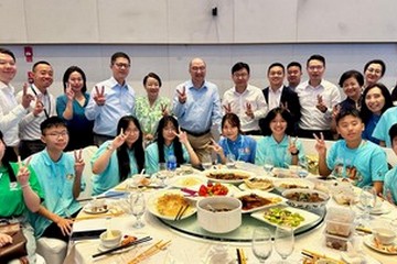 勞工及福利局局長孫玉菡今日（八月十二日）結束成都訪問。圖示孫玉菡（第二排右六）昨日（八月十一日）在「共創明『Teen』計劃」四川學習交流團歡迎晚宴與友師及學員互動交流後合照。
