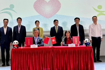 劳工及福利局局长孙玉菡今日(八月十八日)为香港青年看前海:「心连心」共创明天暨参观前海国际交流合作平台启动礼主礼。图示孙玉菡(后排右三)、深圳市前海合作区党工委副书记梁珂(后排左三)、中央人民政府驻香港特别行政区联络办公室社会工作部副部长周和博士(后排右二)和社会福利署署长杜永恒(后排左二)一同见证前海梦工场运营公司总经理莫伟轩(前排左)与心连心学院院长谭赣兰教授(前排右)共同签署合作备忘录。