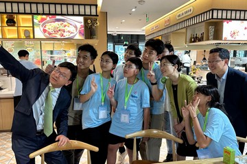 劳工及福利局局长孙玉菡今日(八月十八日)为香港青年看前海:「心连心」共创明天暨参观前海国际交流合作平台启动礼主礼。图示孙玉菡(左一)及深圳市前海合作区党工委副书记梁珂(右三)在午餐时段与「共创明『Teen』计划」友师及学员合照。