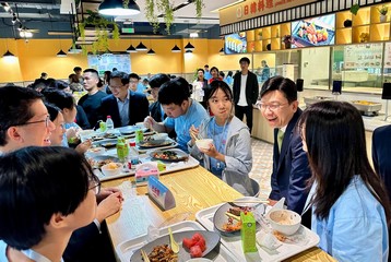 劳工及福利局局长孙玉菡今日(八月十八日)为香港青年看前海:「心连心」共创明天暨参观前海国际交流合作平台启动礼主礼。图示孙玉菡(右二)在午餐时段与「共创明『Teen』计划」学员交流。
