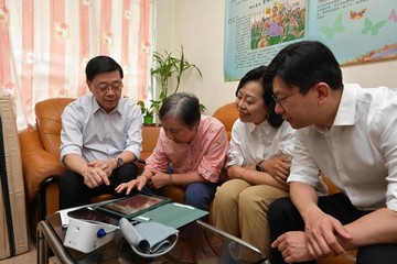 行政長官李家超今日(八月三十日)到訪東區,就新一份《施政報告》聽取市民意見。圖示李家超(左一)在民政及青年事務局局長麥美娟(右二)和勞工及福利局局長孫玉菡(右一)陪同下探訪一名居住在愛東邨的獨居長者。